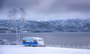 Afbeelding van een caravan met accu in de winter